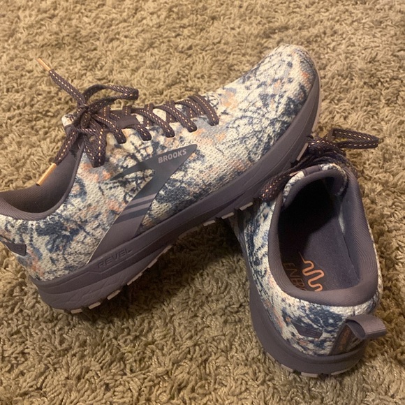 Like new Brooks running shoes - Picture 5 of 5